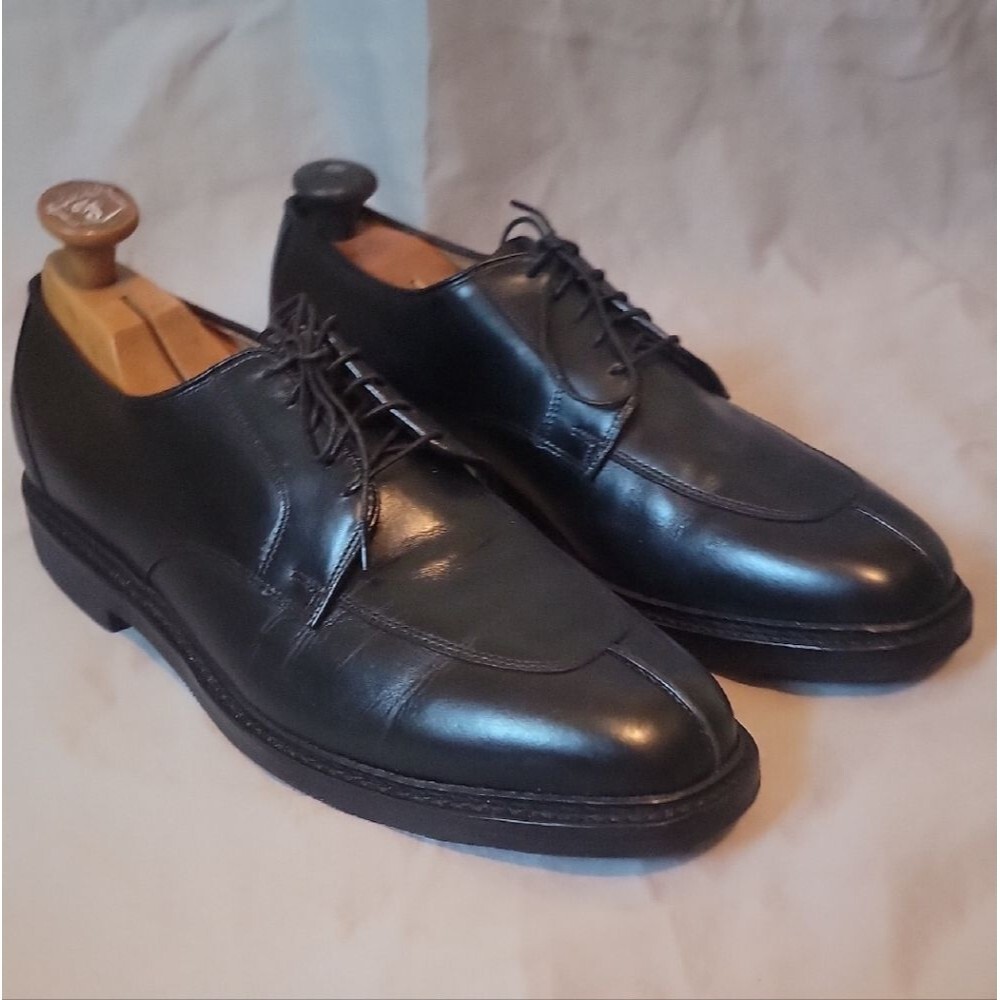 Black Allen Edmonds Leather Oxford Shoes with Polished Finish and Lace-Up Design